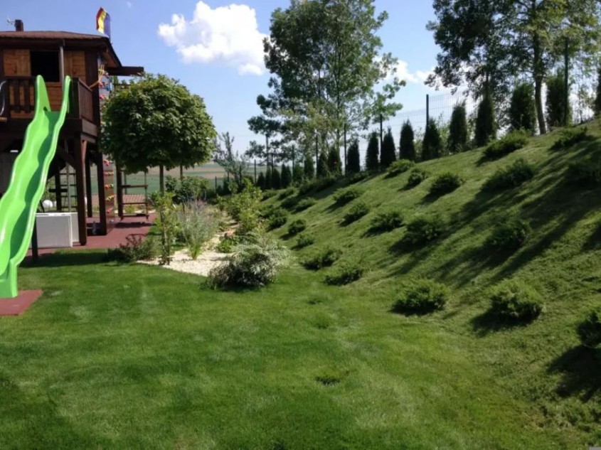 Cum să transformi curtea unei vile într-o oază de relaxare și eleganță