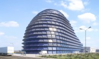 Clădirea îmbrăcată în panouri fotovoltaice Sun Rock a fost proiectată de firma daneză de arhitectură MVRDV
