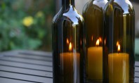 Cand sticlele de vin ajung sfesnice Sticlele si lumanarile sunt o combinatie indragita de aproape toti
