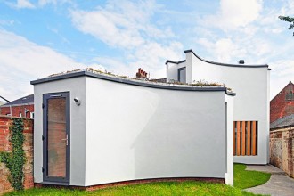 Volume cu forme sculpturale, casa pentru un pianist