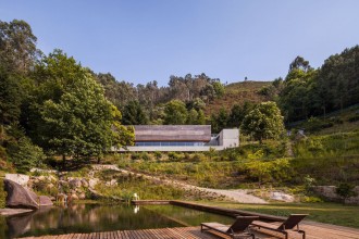 O casă spectaculoasă agăţată în versantul unui deal