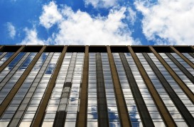Inovaţie: Geamul cu hidrogel pentru clădiri mai răcoroase vara