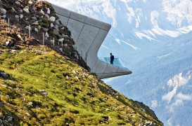 Muzeul Messner proiectat de Zaha Hadid strapunge versantii muntelui