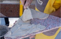 Cum montăm plăcile din piatră naturală: “cu mămăligi” sau “prin pieptănare”? 