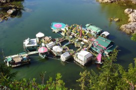 Un cuplu de artisti si-a construit, timp de 20 de ani, propria locuinta plutitoare