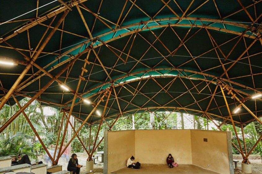 Frumusețe în natură: un amfiteatru din bambus asamblat în doar 25 de zile