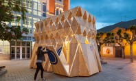 Un pavilion din lemn care se împăturește precum un origami Cu ocazia festivalului de arhitectura Concentrico