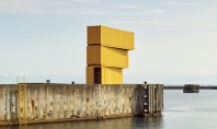 Turn de sărituri făcut din trei containere de transport maritim Firma de arhitectura Sweco Architects s-a