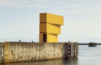 Turn de sărituri făcut din trei containere de transport maritim  
