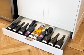Soluții pentru a depozita sticlele de vin în bucătărie