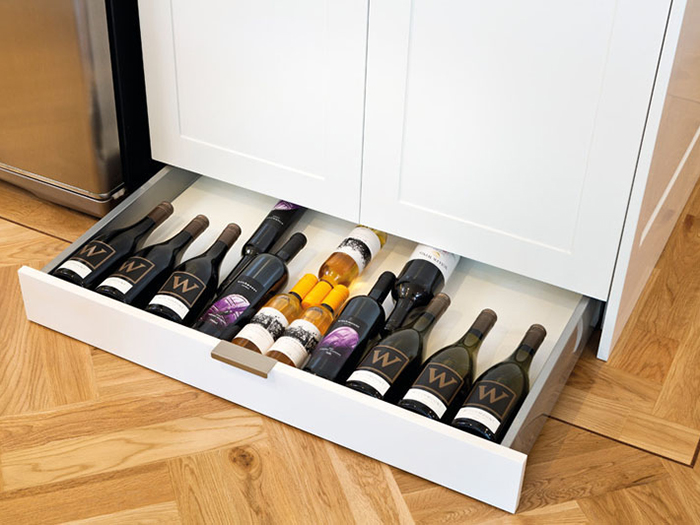 Soluții pentru a depozita sticlele de vin în bucătărie