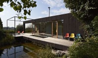 O casa pe picioroange sta suspendata deasupra unei piscine naturale Biroul de proiectare australian Hammer Schmid