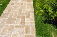 Cum alegi piatra decorativă pentru exterior: fațadă, soclu, terasă sau grădină