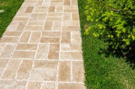 Cum alegi piatra decorativă pentru exterior: fațadă, soclu, terasă sau grădină