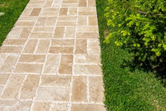 Cum alegi piatra decorativă pentru exterior: fațadă, soclu, terasă sau grădină