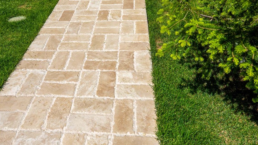 Cum alegi piatra decorativă pentru exterior: fațadă, soclu, terasă sau grădină