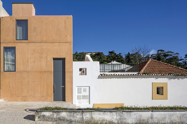 Casa cu exterior din beton și interioare din lemnul folosit pentru cofraje 
