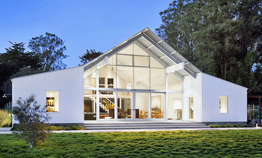 O casă gândită ca o fermă impresionează prin designul contemporan 