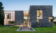 Design modern şi elemente rustice într-o casă construită cu materiale naturale Echipa SIMARD Architecture combina in