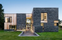 Design modern şi elemente rustice într-o casă construită cu materiale naturale