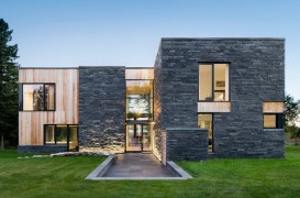 Design modern şi elemente rustice într-o casă construită cu materiale naturale