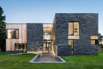 Design modern şi elemente rustice &icirc;ntr-o casă construită cu materiale naturale