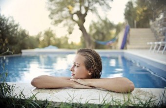 Ce fac cu piscina toamna? 4 sfaturi pentru eficientizarea costurilor sau întreținere adecvată
