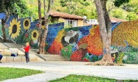 O lucrare murală captivantă realizată cu ajutorul a 200 000 de capace din plastic In colaborare