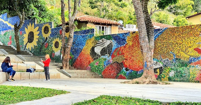 O lucrare murală captivantă realizată cu ajutorul a 200.000 de capace din plastic