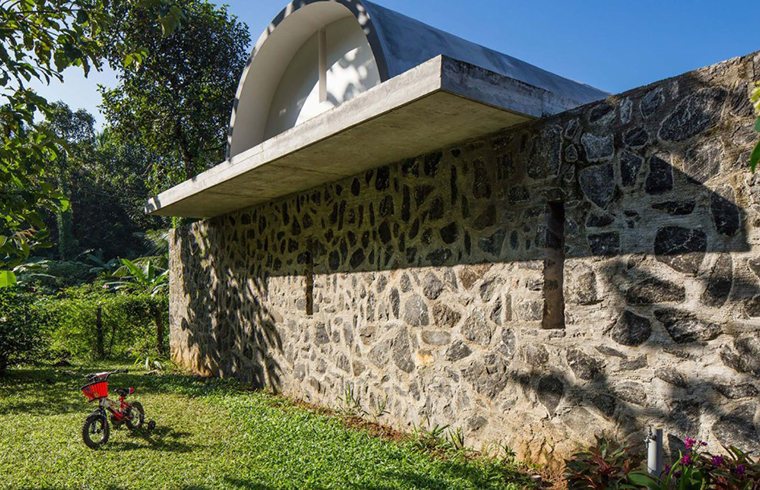 O casă din piatră cu volume boltite este răcoroasă pe timpul verii