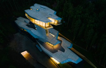 Singura casă privată realizată de Zaha Hadid, o "navă spațială" în inima unei păduri din Rusia, tocmai a fost finalizată