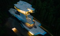 Singura casă proiectată de Zaha Hadid o "navă spațială" în inima unei păduri din Rusia tocmai