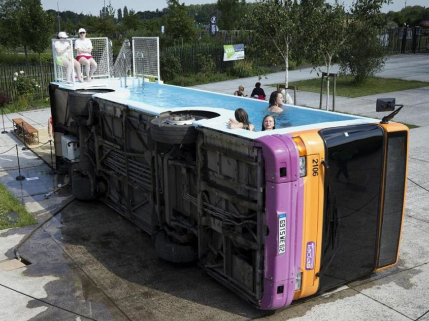 Un autobuz vechi a fost transformat într-o piscină încăpătoare
