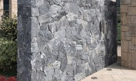 Marmura Poligonală Rock Face Black: Alege piatra naturală pentru un perete statement cu aspect mediteranean 