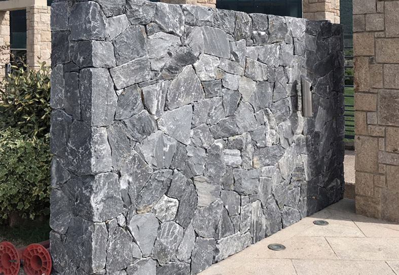 Marmura Poligonală Rock Face Black: Alege piatra naturală pentru un perete statement cu aspect mediteranean