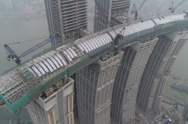 Reușită inginerească impresionantă: Un coridor lung de 300 de metri construit peste 4 zgârie-nori