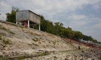 Ridicarea unui garaj prefabricat pe faleza Dunarii atrage atentia asupra potentialului ascuns al realitatii urbane romanesti