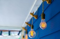 Unde este cel mai bine să poziționezi o lampă solară într-o curte deschisă?
