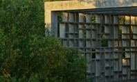 Anvelopanta perforată din beton asigură protecție solară și estetică modernă