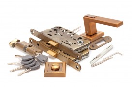Îmbunătățirea durabilității ușilor: cele mai bune accesorii pentru protecție și siguranță