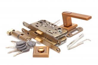 Îmbunătățirea durabilității ușilor: cele mai bune accesorii pentru protecție și siguranță