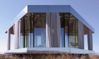 O casă din sticlă ce rezistă și la temperaturi extreme Cei de la OFIS Architecture au