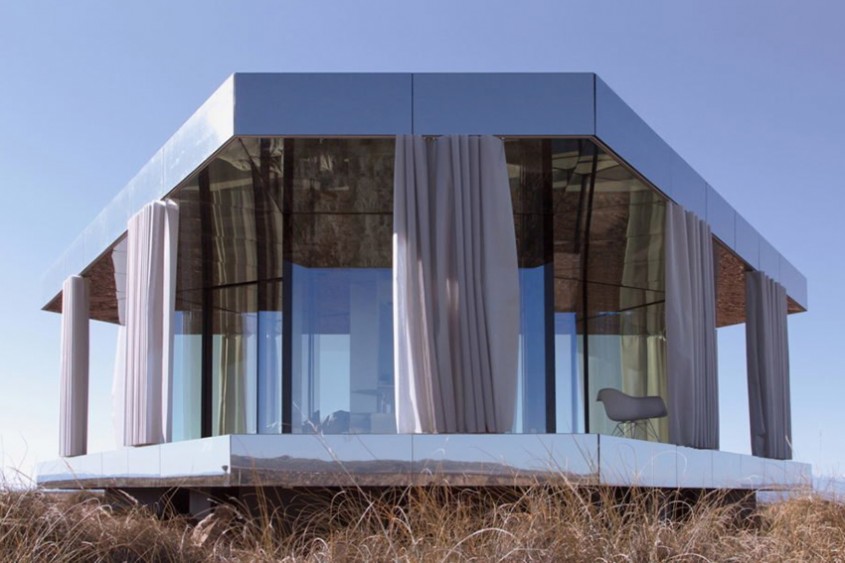 O casă din sticlă ce rezistă și la temperaturi extreme