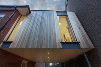 Extindere suspendată &icirc;ntre două case