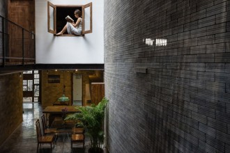 Calmul unei mănăstiri budiste &icirc;n interiorul unei case