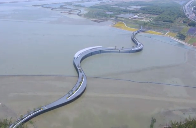 Un pod a cărui formă imită ondulațiile apei