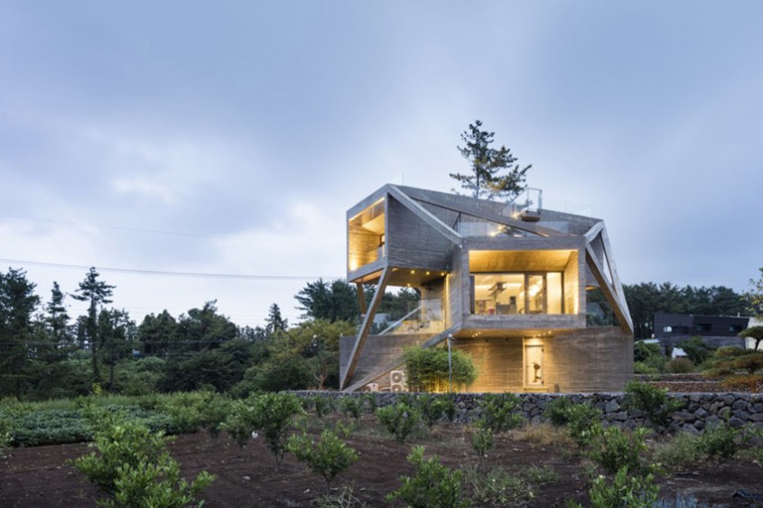 O casă gândită să capteze soarele și să privească spre natură