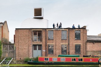 PUP Architects maschează un spațiu de locuit sub forma unui canal de ventilație