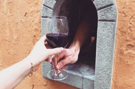 La vremuri noi, soluţii vechi: Renaşterea ferestrelor medievale pentru vinuri