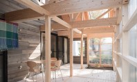 O structură din lemn adăpostește o casă în altă casă Volumul integral realizat din lemn este